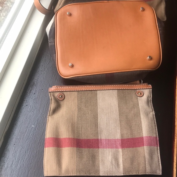 🔴🔴SOLD🔴🔴 Authentic cloth Burberry handbag - Picture 8 of 8